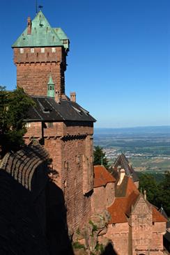 Bergfried, südliche Fassade und Eingangstor der Hohkönigsburg gesehen von dem großen Bollwerk - © Jean-Luc Stadler