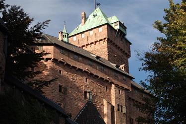 Le donjon et la façade Sud du Haut-Koenigsbourg vus depuis le chemin d'accès au château.