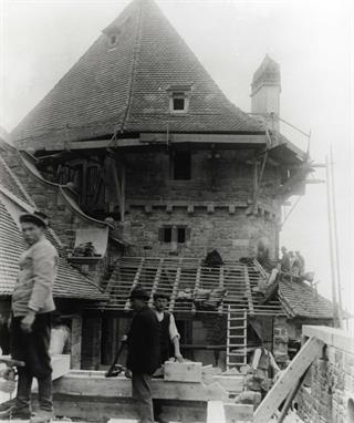 Artillery platform during the restauration with workers - DBV/Inventaire Alsace - Haut-Koenigsbourg castle, Alsace, France