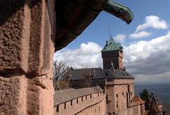 Le donjon,la façade Sud et le portail d'honneur du Haut-Koenigsbourg vus depuis le grand bastion du château. - © Jean-Luc Stadler