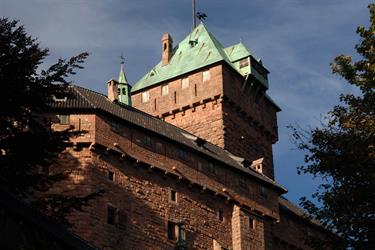 Le donjon et la façade Sud du Haut-Koenigsbourg vus depuis le chemin d'accès au château.