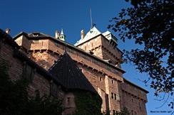 Le donjon et la façade Sud du Haut-Koenigsbourg vus depuis le chemin d'accès au château. - © Jean-Luc Stadler