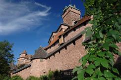 Le donjon et le grand bastion du château du Haut-Koenigsbourg vus depuis le chemin d'accès - © Jean-Luc Stadler