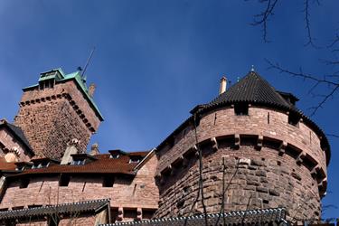 Donjon et petit bastion du château du Haut-Koenigsbourg vus depuis le chemin d'accès, côté Sud - © Jean-Luc Stadler