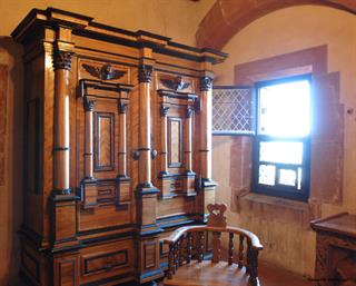 Seven columns wardrobe showed in the southern dwellings of Haut-Koenigsbourg castle - Jean-Luc Stadler - Haut-Koenigsbourg castle, Alsace, France