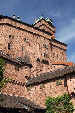 Le donjon et la façade Sud du château du Haut-Koenigsbourg - CD 67 - Château du Haut-Koenigsbourg, Alsace, France