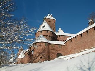 Bollwerk der Hohkönigsburg im Winter - château du Haut-Koenigsbourg - Hohkönigsburg, Elsass, Frankreich