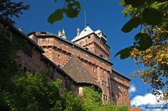 Le donjon et la façade Sud du Haut-Koenigsbourg vus depuis le chemin d'accès au château. - © CD67