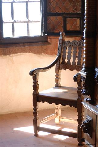 Im Zimmer mit Erker im ersten Stock des südlichen Wohnkörpers der Hohkönigsburg ausgestellter Stuhl - Jean-Luc Stadler - Hohkönigsburg, Elsass, Frankreich