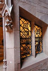 La grille de l'escalier d'honneur menant aux logis, cour intérieure du château du Haut-Koenigsbourg - © Jean-Luc Stadler