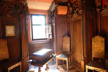 Chaises exposées en salle du Kaiser au château du Haut-Koenigsbourg - © Jean-Luc Stadler