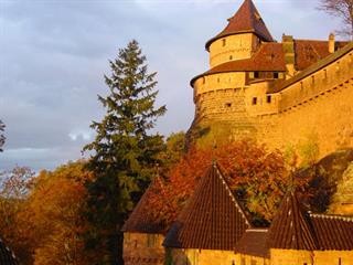 Die Hohkönigsburg im Herbst - château du Haut-Koenigsbourg - Hohkönigsburg, Elsass, Frankreich