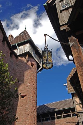 Der Turm wo die Eintrittskarten kontrolliert werden, im unteren Hof der Hohkönigsburg - Jean-Luc Stadler - Hohkönigsburg, Elsass, Frankreich