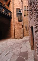 La cour intérieure du Haut-Koenigsbourg, avec, à droite, l'entrée dans les cuisines médiévales - © Jean-Luc Stadler