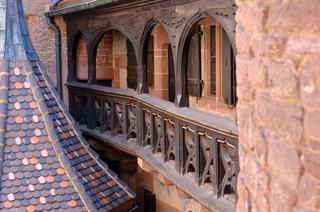 Restauration des galeries en bois du logis seigneurial dans la cour intérieure - CD 67 - Château du Haut-Koenigsbourg, Alsace, France