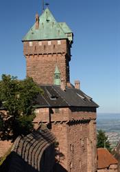 Le donjon,la façade Sud et le portail d'honneur du Haut-Koenigsbourg vus depuis le grand bastion du château - © Jean-Luc Stadler