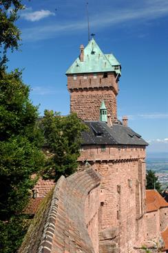 Le donjon, la façade Sud et le portail d'honneur du Haut-Koenigsbourg vus depuis le grand bastion du château. - © Jean-Luc Stadler