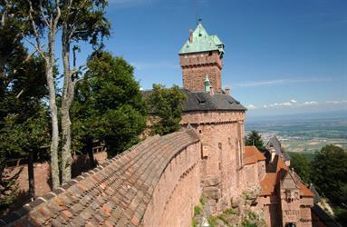 Le donjon, la façade Sud et le portail d'honneur du Haut-Koenigsbourg vus depuis le grand bastion du château. - © CD67