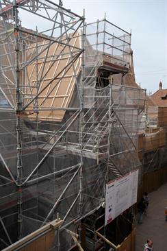 Restoration from the structure and the roof of the castle’s inn - © Jean-Luc Stadler